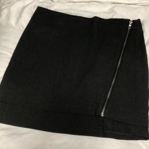 Adorable skirt with side zip!